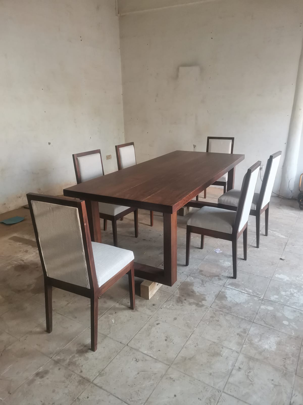 Hyedua dining table, full length