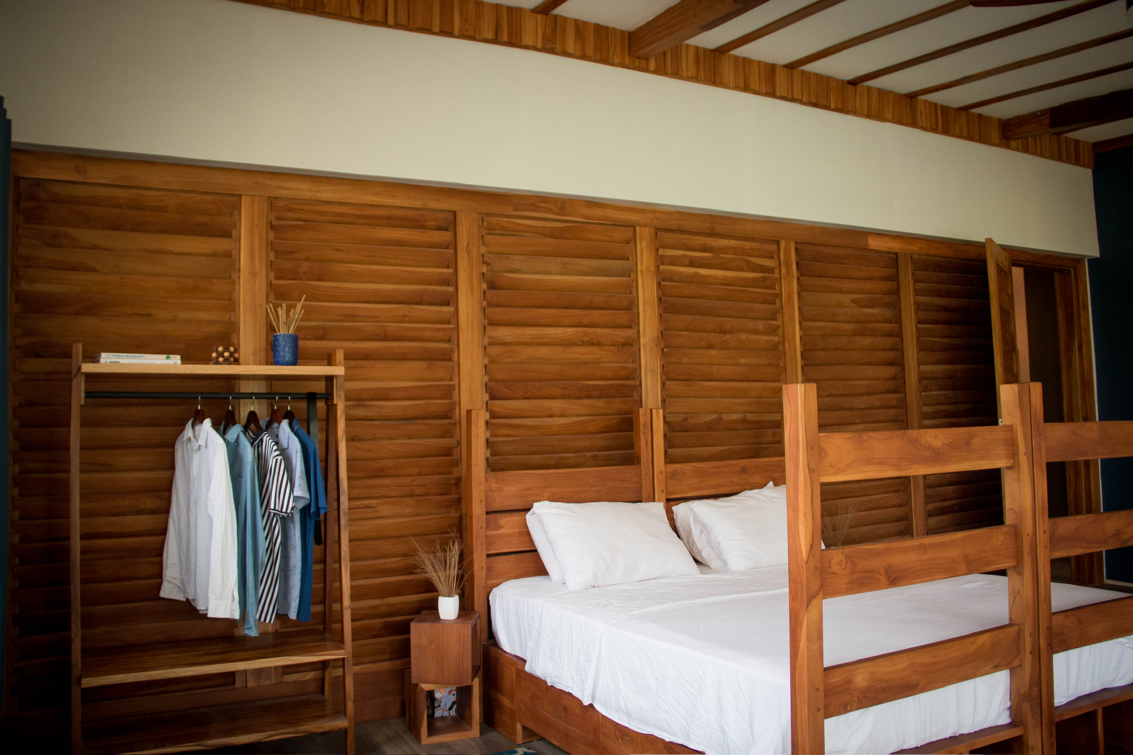 Teak louvre feature wall and clothes rack in Sage Centre hostel room